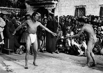 Loinclothed hobby; Obrzek dne - the picture od the day - awa rel - Tibetan wrestlers in 1938