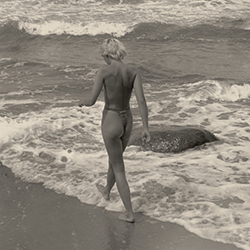 Loinclothed hobby; Obrzek dne - the picture od the day - awa rel - Girl enjoying sea