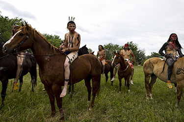 Loinclothed hobby; Obrzek dne - the picture od the day - awa rel - Little Bighorn Battle reenactment 2022 - billingsgazette.com ~  photo by Mike Clark