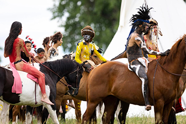 Loinclothed hobby; Obrzek dne - the picture od the day - awa rel - Little Bighorn Battle reenactment 2022 - billingsgazette.com ~  photo by Mike Clark