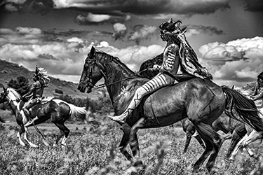 Loinclothed hobby; Obrzek dne - the picture od the day - awa rel - Battle of Little Bighorn reenactment ~ photo by Chris Schroeder 