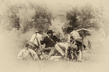 Loinclothed hobby; Obrzek dne - the picture od the day - awa rel - Battle of Little Bighorn reenactment ~ photo by Chris Schroeder 