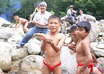 Loinclothed hobby; Obrzek dne - the picture od the day - awa rel - Night Eagle Wilderness camp ~ indian loincloth(s) as a basic and common item of them