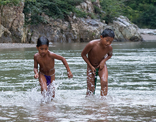 Loinclothed hobby; Obrzek dne - the picture od the day - awa rel - Embera boys