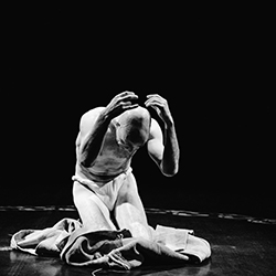 Loinclothed hobby; Obrzek dne - the picture od the day - awa rel -  Loinclothed Butoh dancer ~  Imre Thormann, The False David,  photo  by Piotr Nykowski