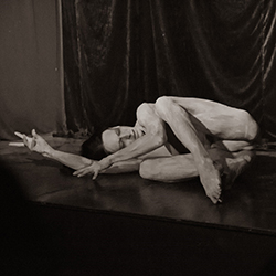 Loinclothed hobby; Obrzek dne - the picture od the day - awa rel - Loinclotherd Butoh dancer