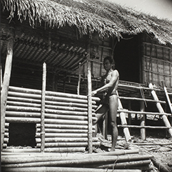 Loinclothed hobby; Obrzek dne - the picture od the day - awa rel - centrln Vietnam, 1950 ~ 1960, photo by Jean Boulbet