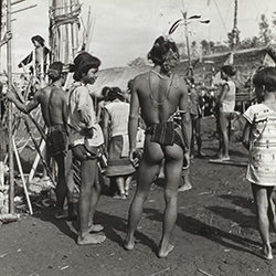 Loinclothed hobby; Obrzek dne - the picture od the day - awa rel - centrln Vietnam, 1950 ~ 1960, photo by Jean Boulbet