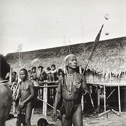 Loinclothed hobby; Obrzek dne - the picture od the day - awa rel - centrln Vietnam, 1950 ~ 1960, photo by Jean Boulbet