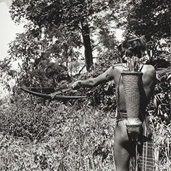 Loinclothed hobby; Obrzek dne - the picture od the day - awa rel - centrln Vietnam, 1950 ~ 1960, photo by Jean Boulbet