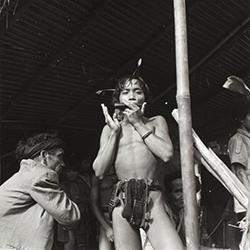 Loinclothed hobby; Obrzek dne - the picture od the day - awa rel - centrln Vietnam, 1950 ~ 1960, photo by Jean Boulbet