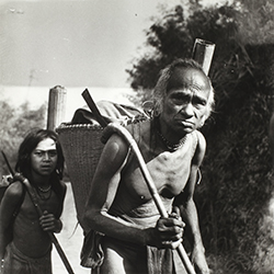 Loinclothed hobby; Obrzek dne - the picture od the day - awa rel - centrln Vietnam, 1950 ~ 1960, photo by Jean Boulbet