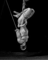 Loinclothed hobby; Obr�zek dne - the picture od the day - �awa rel -  Crunsh in a suspension - By Male Shibari