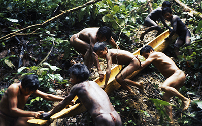 Loinclothed hobby; Obr�zek dne - the picture od the day - �awa rel -  Hombres embera sacan una canoa de la selva 
