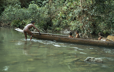 Loinclothed hobby; Obr�zek dne - the picture od the day - �awa rel -  Hombre y ninos embera en una canoa 
