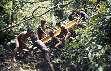 Loinclothed hobby; Obr�zek dne - the picture od the day - �awa rel -  Hombres embera sacan una canoa de la selva 