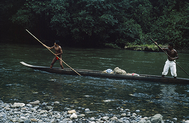 Loinclothed hobby; Obr�zek dne - the picture od the day - �awa rel -  Hombres embera conducen una canoa