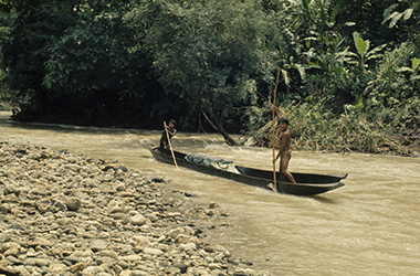 Loinclothed hobby; Obr�zek dne - the picture od the day - �awa rel -   J�venes embera atracan su canoa en la orilla de un r�o 