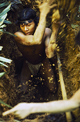 Loinclothed hobby; Obr�zek dne - the picture od the day - �awa rel -  Hombre embera cava un hoyo 