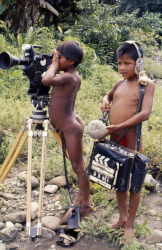 Loinclothed hobby; Obr�zek dne - the picture od the day - �awa rel -  Ninos embera con equipo de grabaci�n 