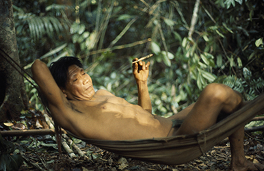 Loinclothed hobby; Obr�zek dne - the picture od the day - �awa rel -  Hombre hupda descansa en una hamaca 