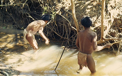 Loinclothed hobby; Obr�zek dne - the picture od the day - �awa rel -  Dos hombres cuiva pescan en un riachuelo 