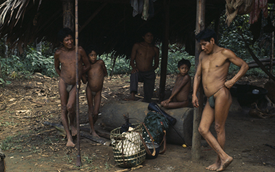 Loinclothed hobby; Obr�zek dne - the picture od the day - �awa rel -  Grupo hupda en una maloca 