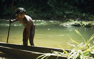 Loinclothed hobby; Obr�zek dne - the picture od the day - �awa rel -  Embera junto a su canoa 