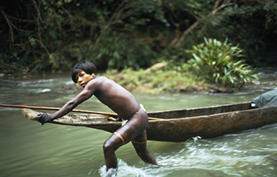 Loinclothed hobby; Obr�zek dne - the picture od the day - �awa rel -  Embera prepar�ndose para salir con su canoa 