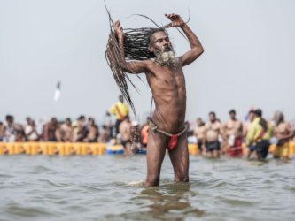 Loinclothed hobby; Obr�zek dne - the picture od the day - �awa rel -  Kumbh Mela - Jos� Jeuland 