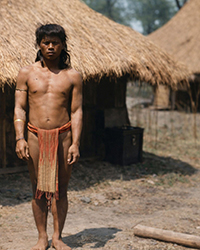 Loinclothed hobby; Obr�zek dne - the picture od the day - �awa rel -   Antonio ~ 1904 - Igorot style